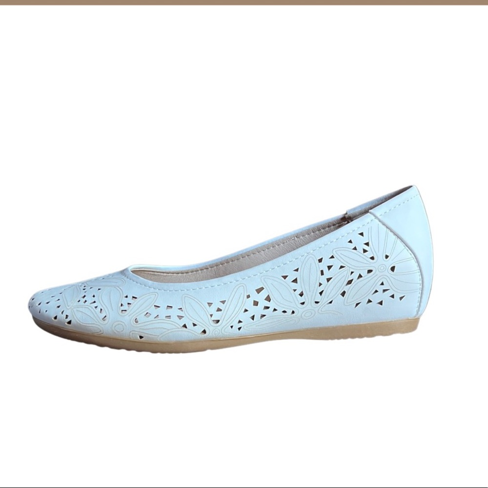 NIB BareTraps Laser Cut Memory Foam Flats (10)